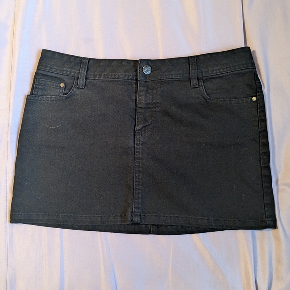 H&M Dresses & Skirts - H&M black denim/jean mini skirt with zipper & pockets. EUCb